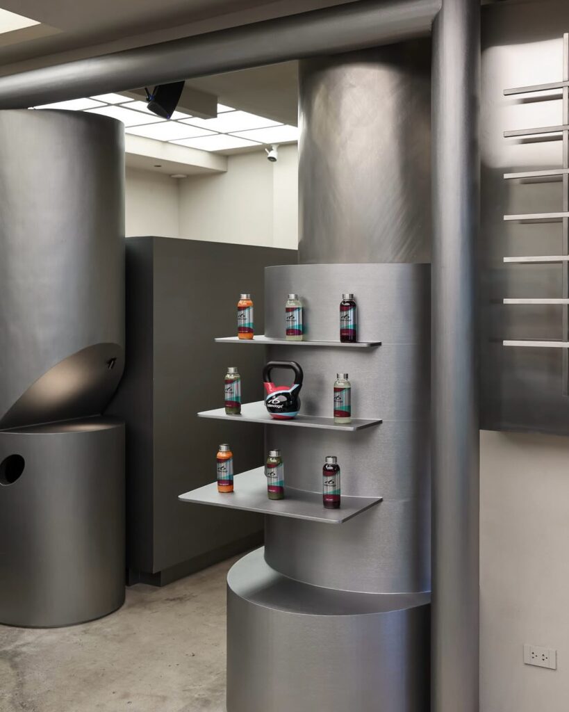 Balenciaga transforma café em Bangkok em pop-up fitness
