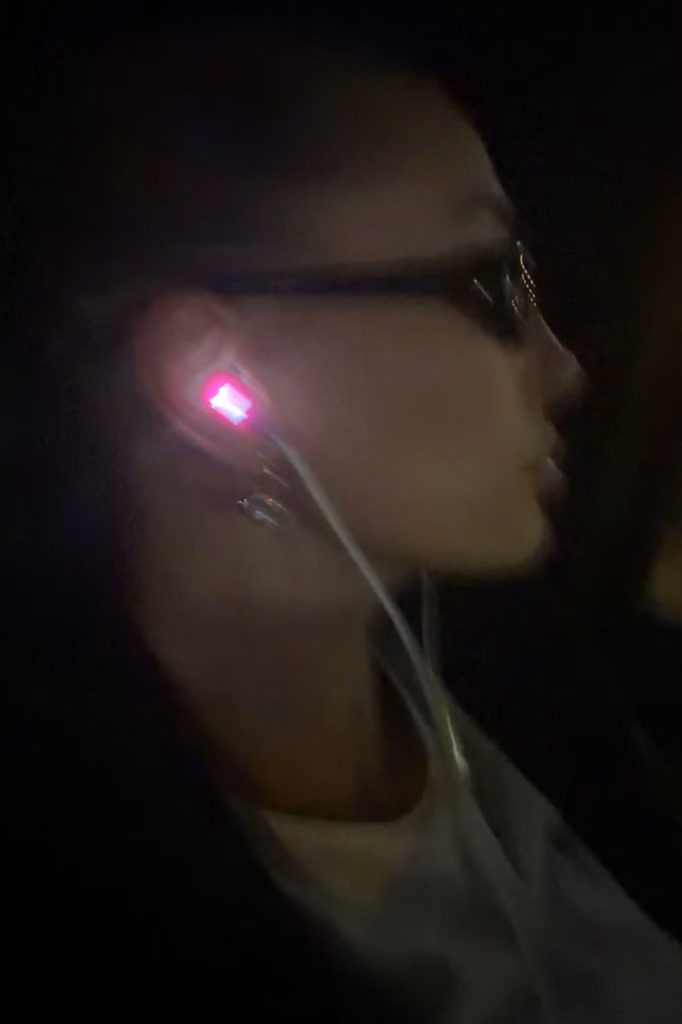 Hailey Bieber revela o novo fone de fio da SKYLRK