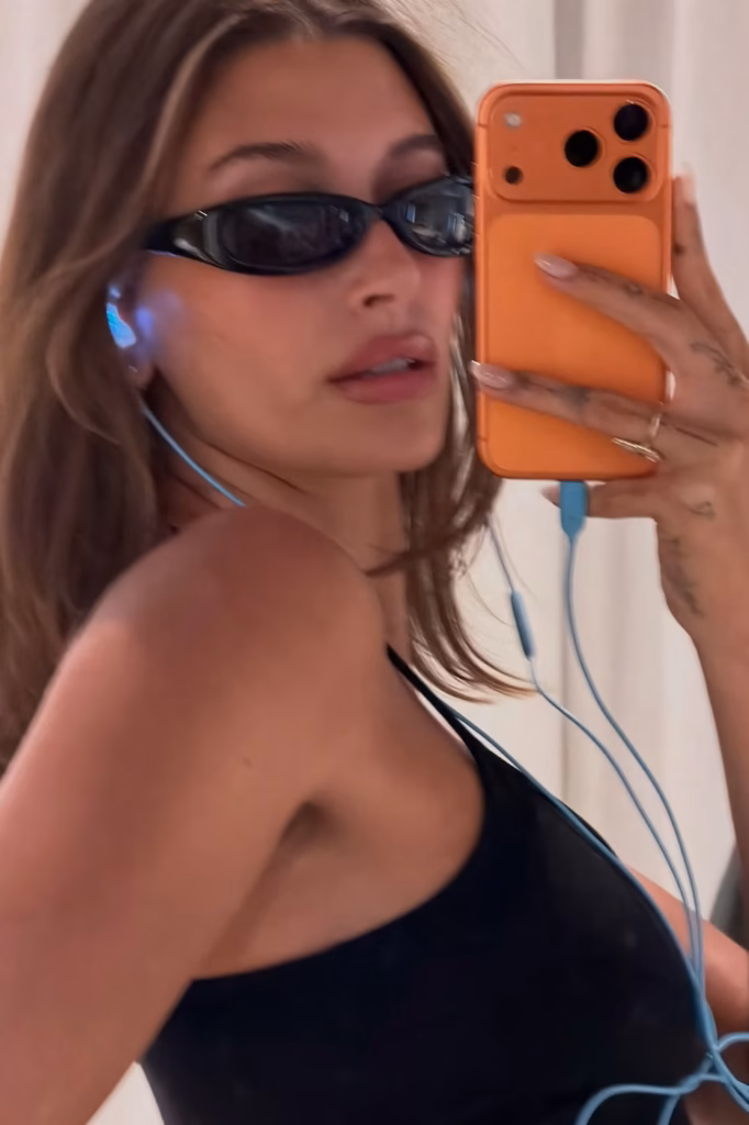 Hailey Bieber revela o novo fone de fio da SKYLRK
