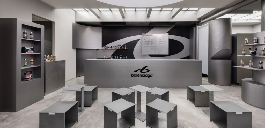 Balenciaga transforma café em Bangkok em pop-up fitness
