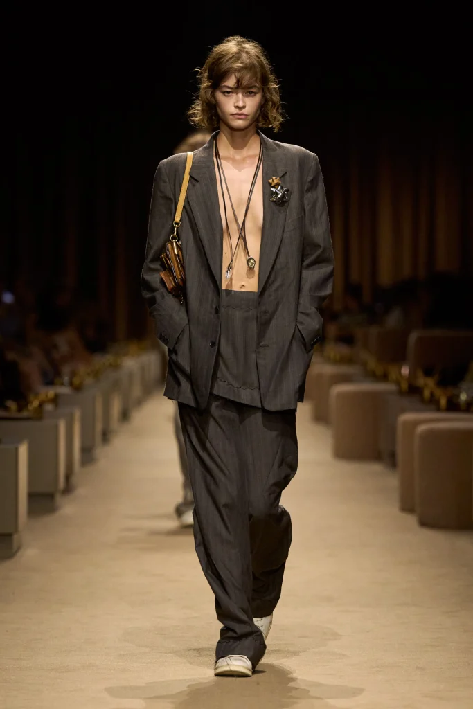 Coach Spring 2027 mistura alfaiataria e clima de after party