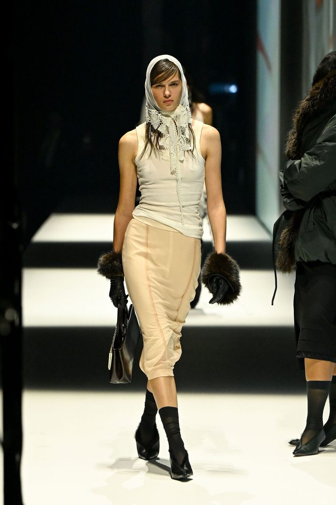 Harris Reed Spring 2027 leva o branco ao extremo na London Fashion Week