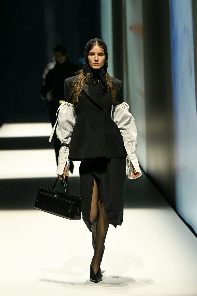 Harris Reed Spring 2027 leva o branco ao extremo na London Fashion Week