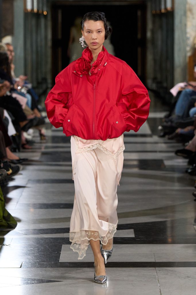 London Fashion Week 2027 reúne romance, glamour e estreia