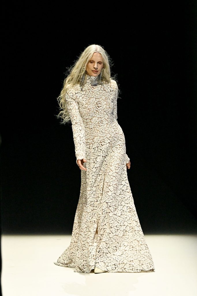 Harris Reed Spring 2027 leva o branco ao extremo na London Fashion Week