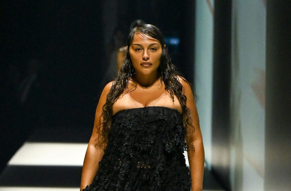 Harris Reed Spring 2027 leva o branco ao extremo na London Fashion Week