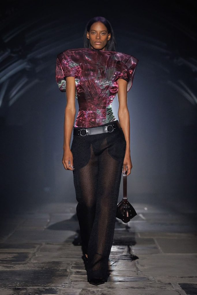 Roksanda e McQueen movimentam a London Fashion Week