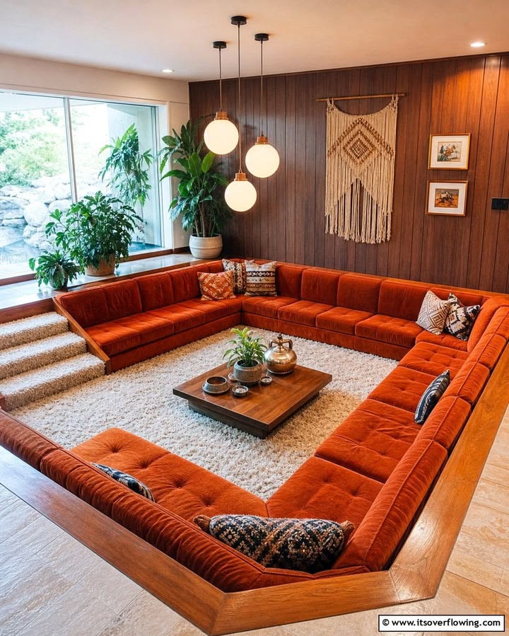 Sofás baixos e curvos dos anos 70 voltam à decoração