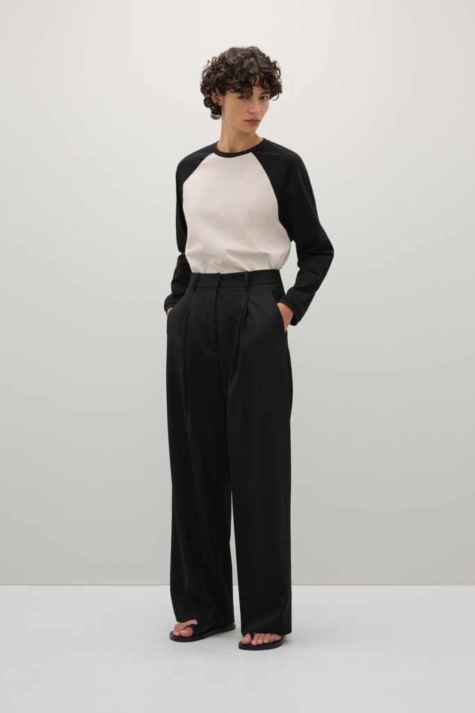 Look casual minimalista com camiseta raglan