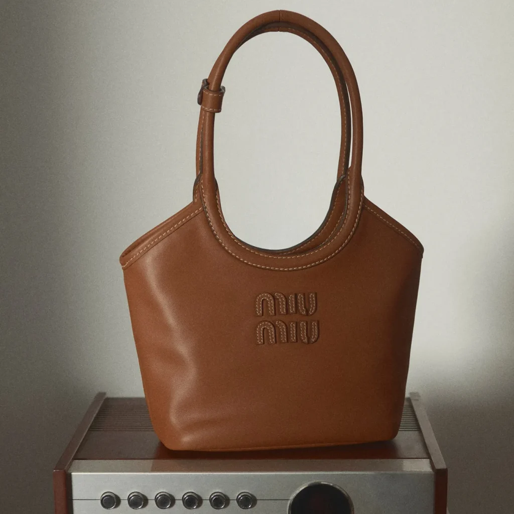 Miu Miu cria pop-up Vinyl Club com os novos lançamentos