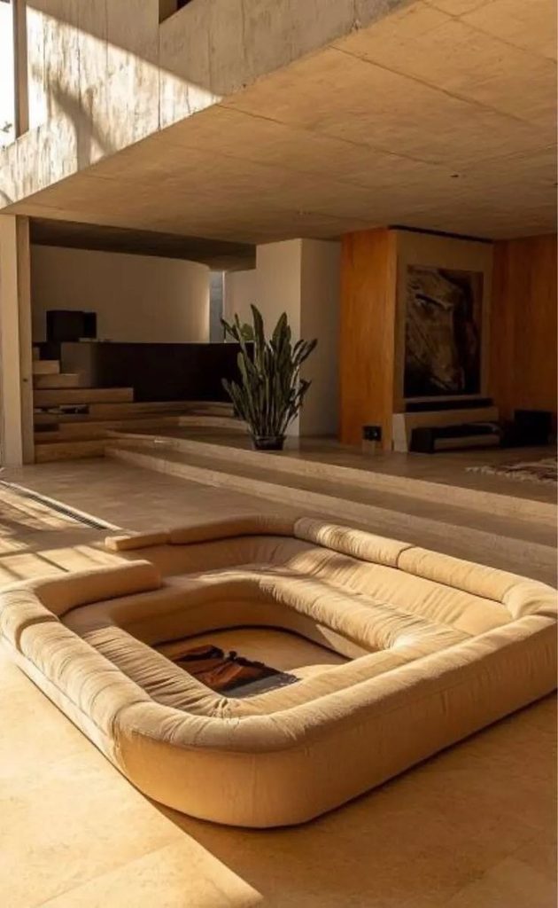 Sofás baixos e curvos dos anos 70 voltam à decoração