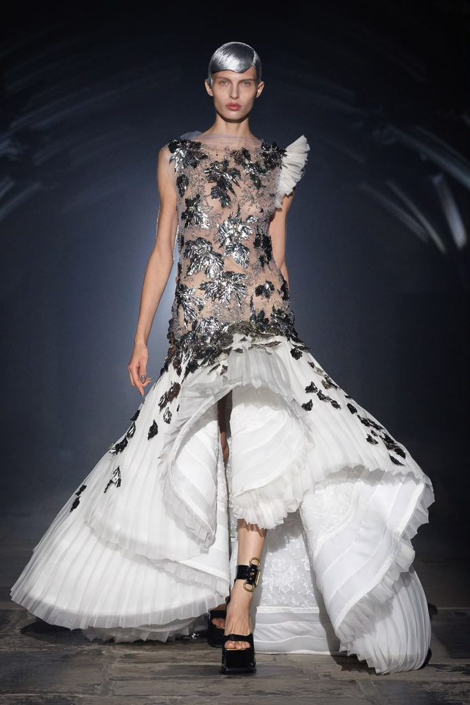 Roksanda e McQueen movimentam a London Fashion Week