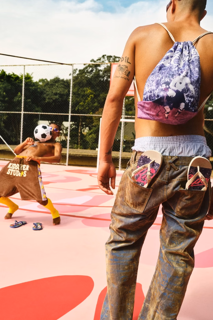 A nova collab da KidSuper com a Havaianas