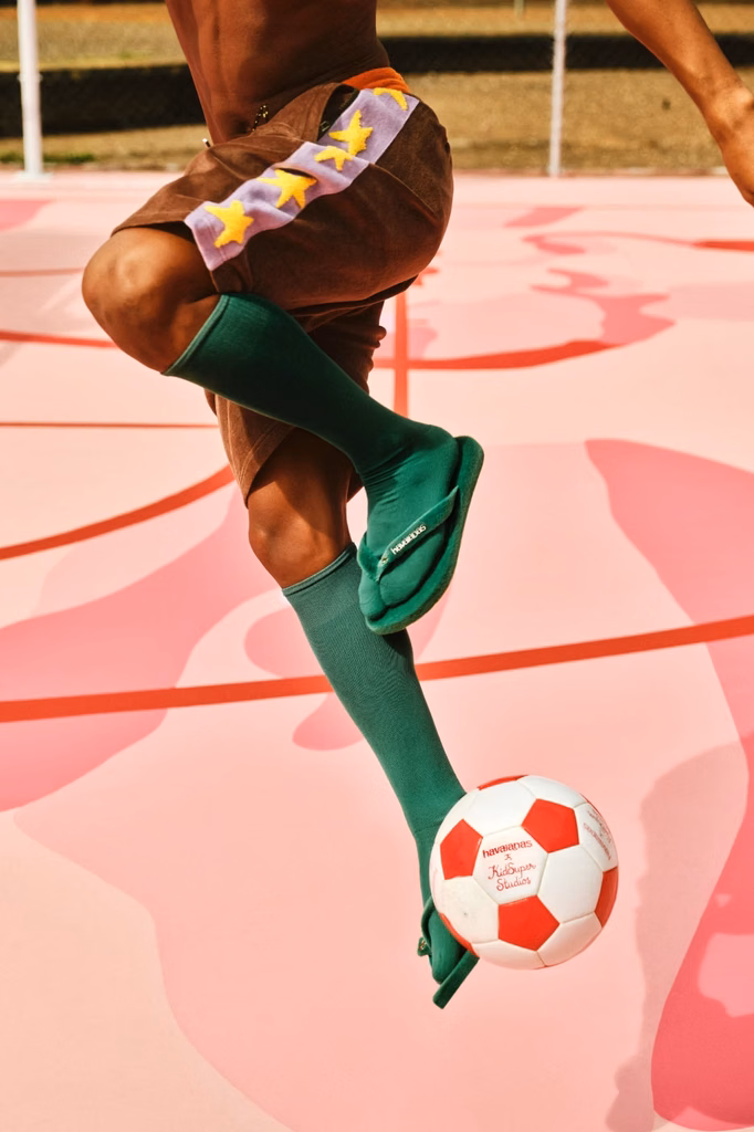 A nova collab da KidSuper com a Havaianas