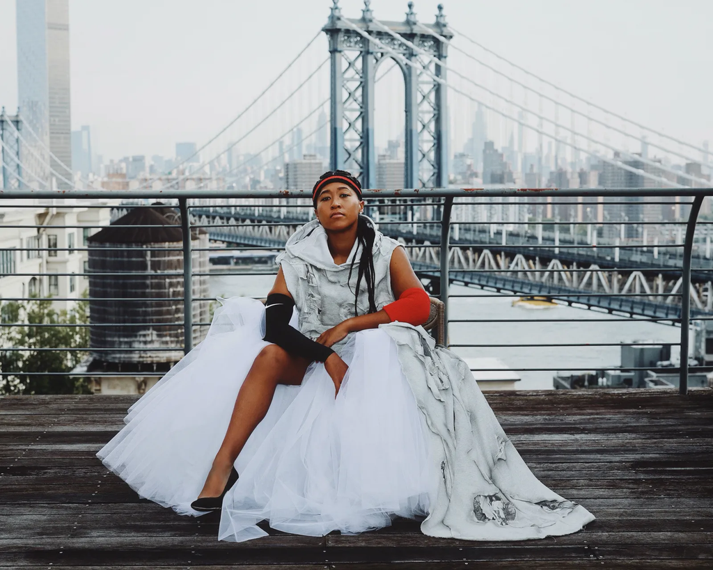 Naomi Osaka chega ao US Open com casaco de jornal