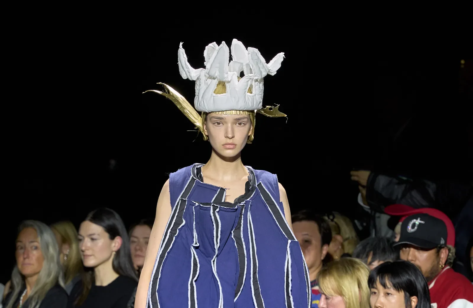 Paris Fashion Week 2027: Comme des Garçons e Valentino transformam excesso em linguagem