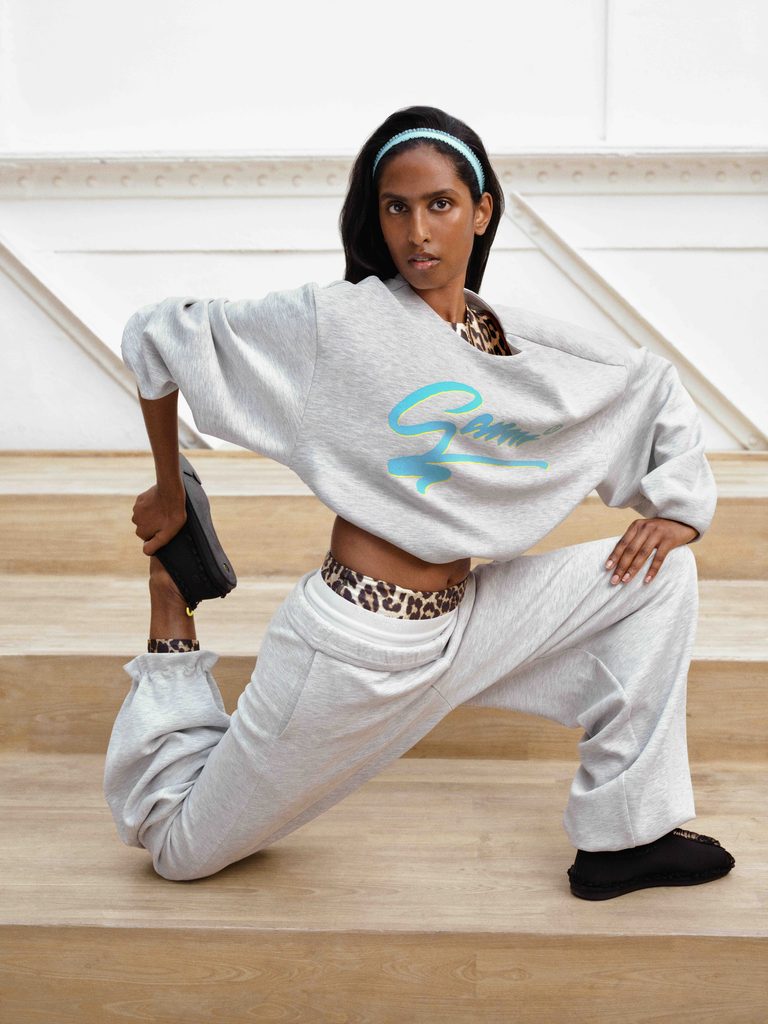 Ganni e lululemon lançam coleção inspirada nos anos 1980