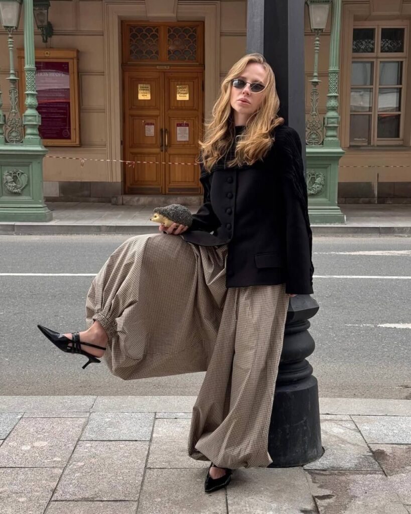 Look com calça balloon de alfaiataria, camisa oversized e scarpin