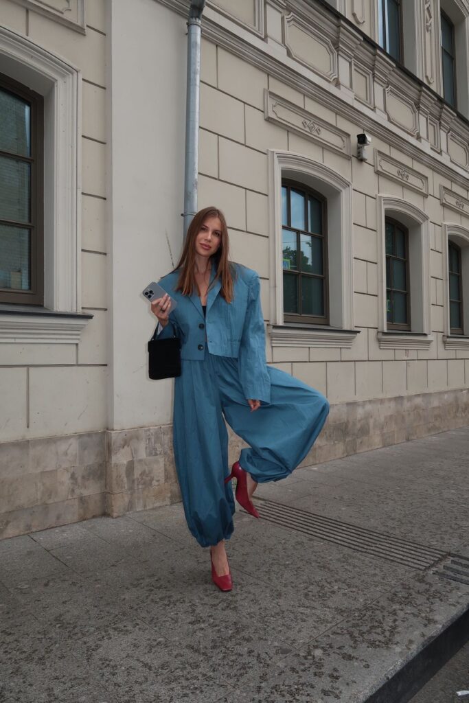 Mulher usando calça balloon jeans com top ajustado e salto