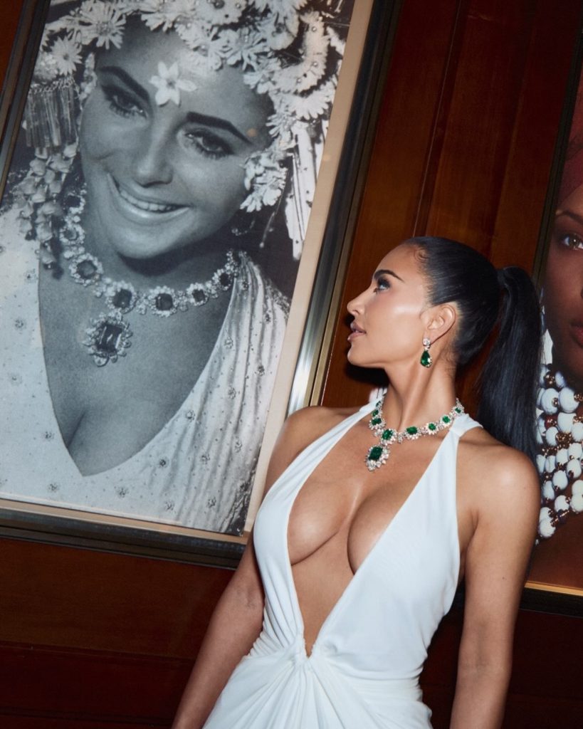 Kim Kardashian usa colar de Elizabeth Taylor avaliado em milhões