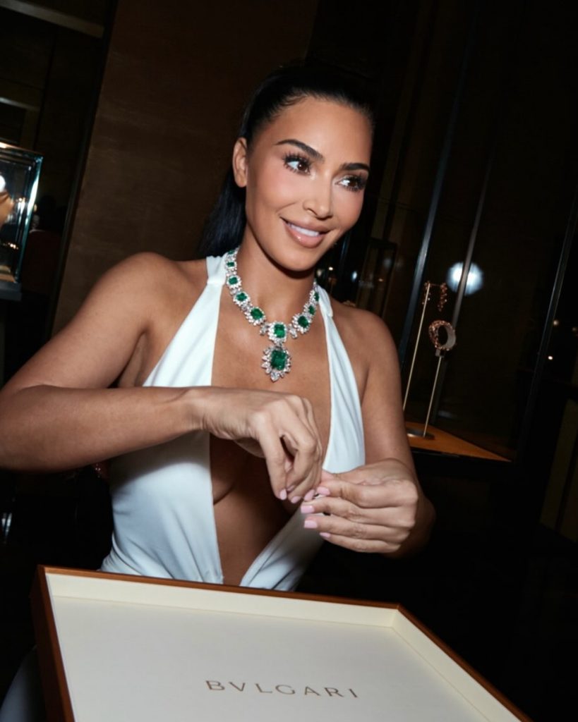 Kim Kardashian usa colar de Elizabeth Taylor avaliado em milhões