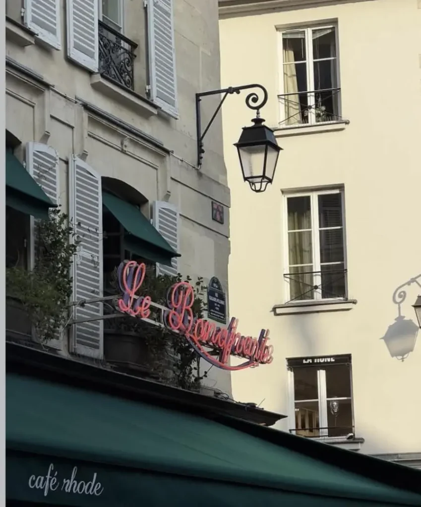 A Rhode de Hailey Bieber abriu um café em Paris