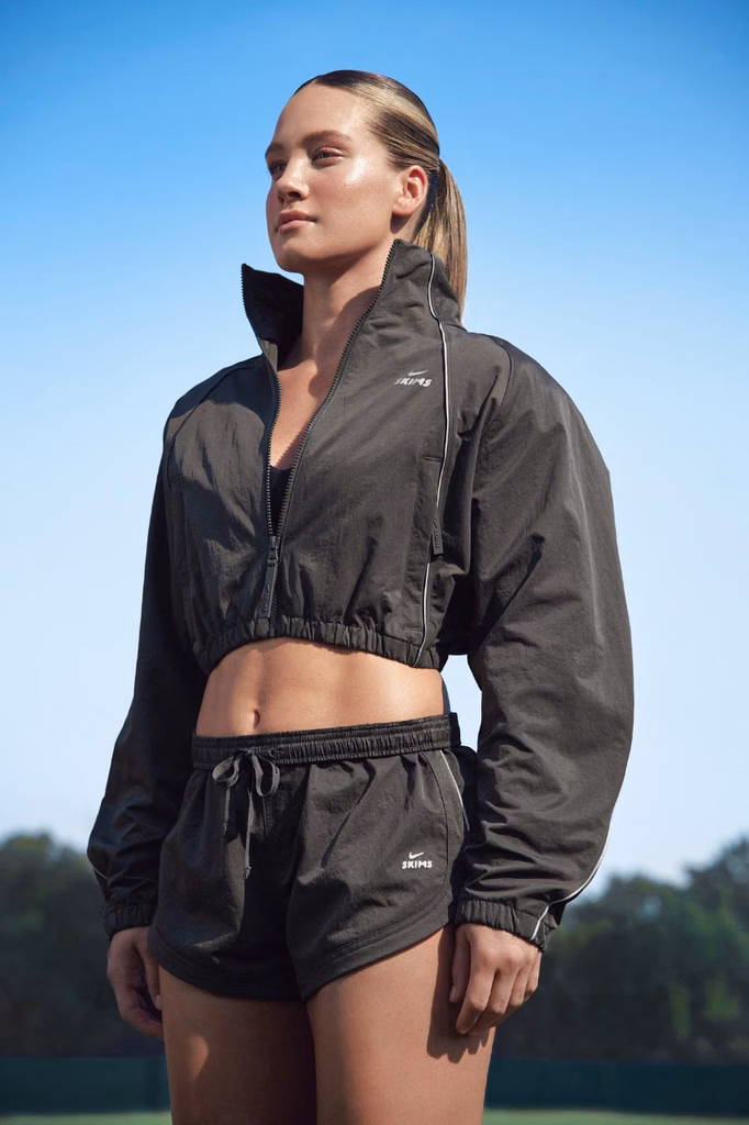 Nike e SKIMS lançam primeira coleção de casacos e jaquetas