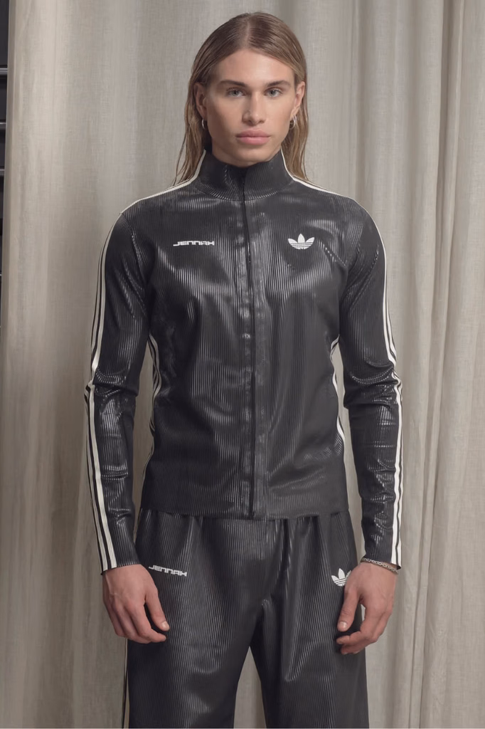 JENNAX reinventa o Firebird da adidas Originals em látex