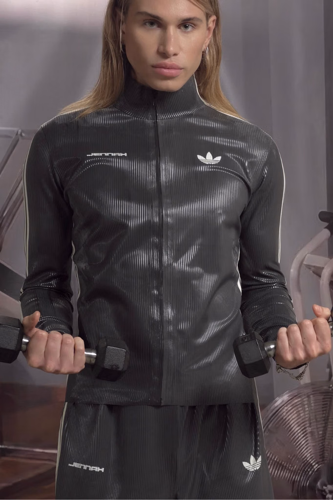 JENNAX reinventa o Firebird da adidas Originals em látex
