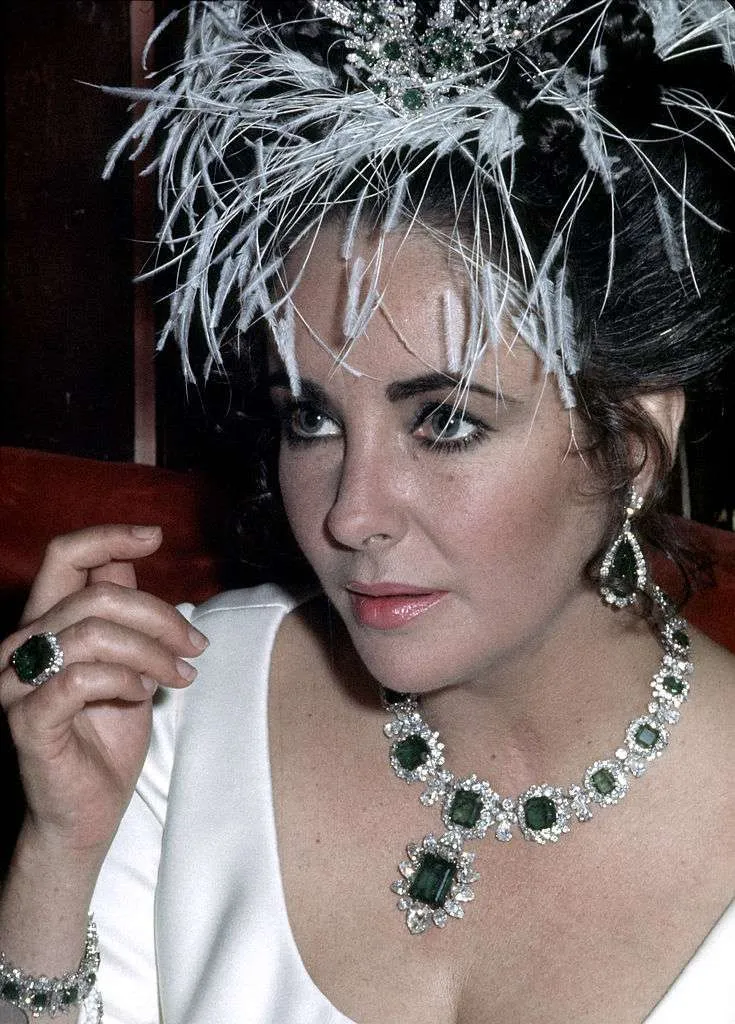 Kim Kardashian usa colar de Elizabeth Taylor avaliado em milhões