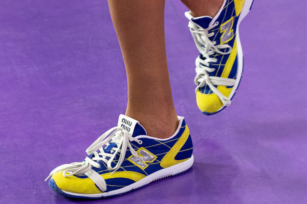 O novo tênis da Miu Miu com a New Balance
