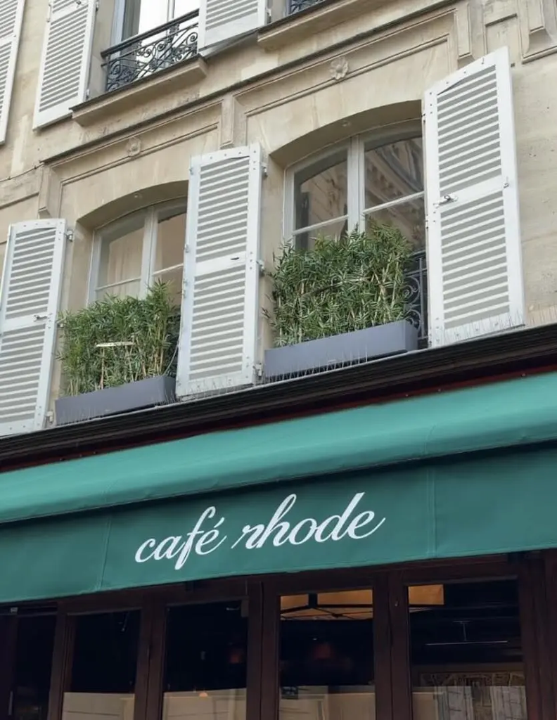 A Rhode de Hailey Bieber abriu um café em Paris